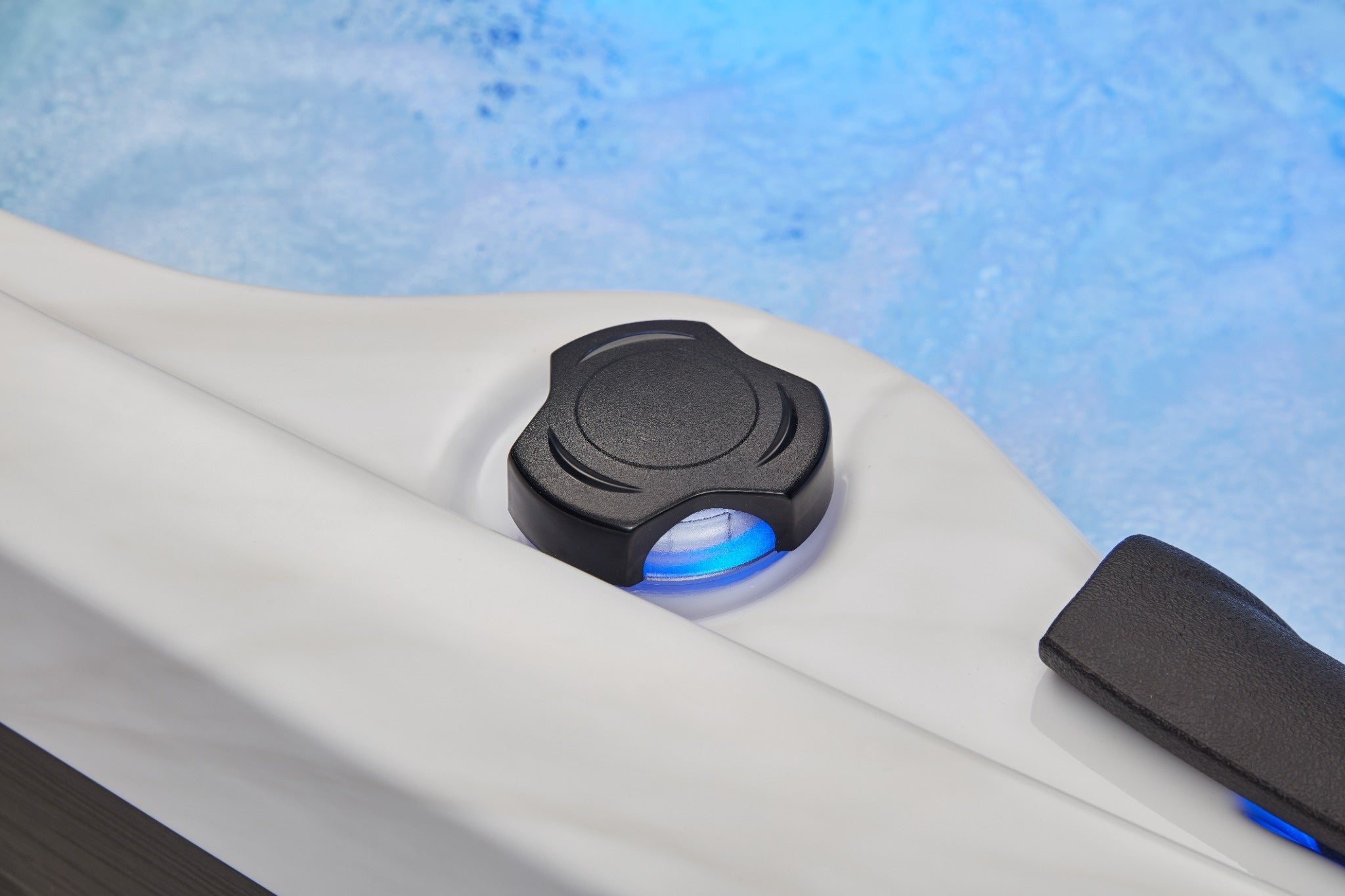 Luxury Spas Victoria 6-Person Hot Tub