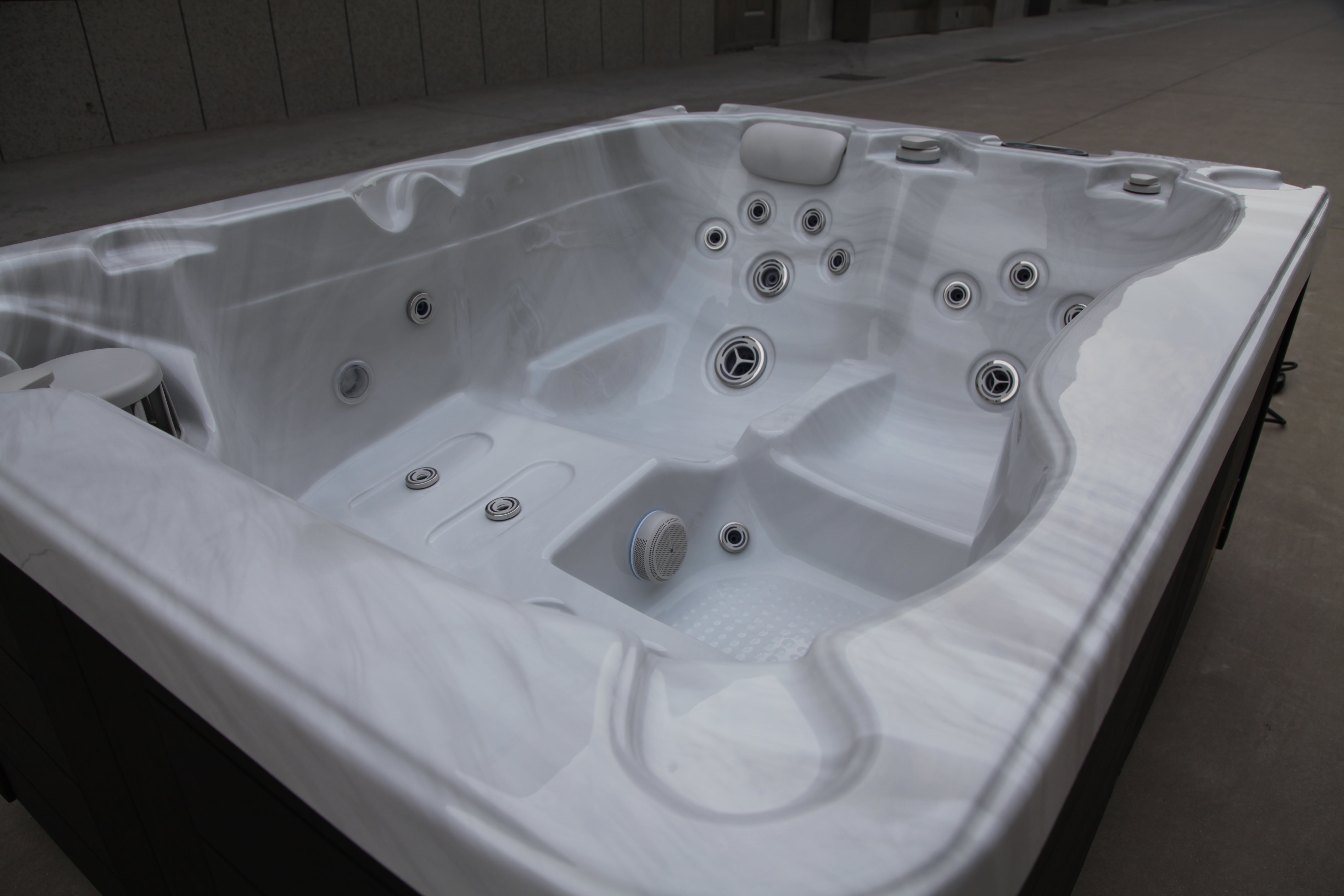 Sierra Spas Solace 120V/240V Hybrid 3 Person Plug N Play Hot Tub