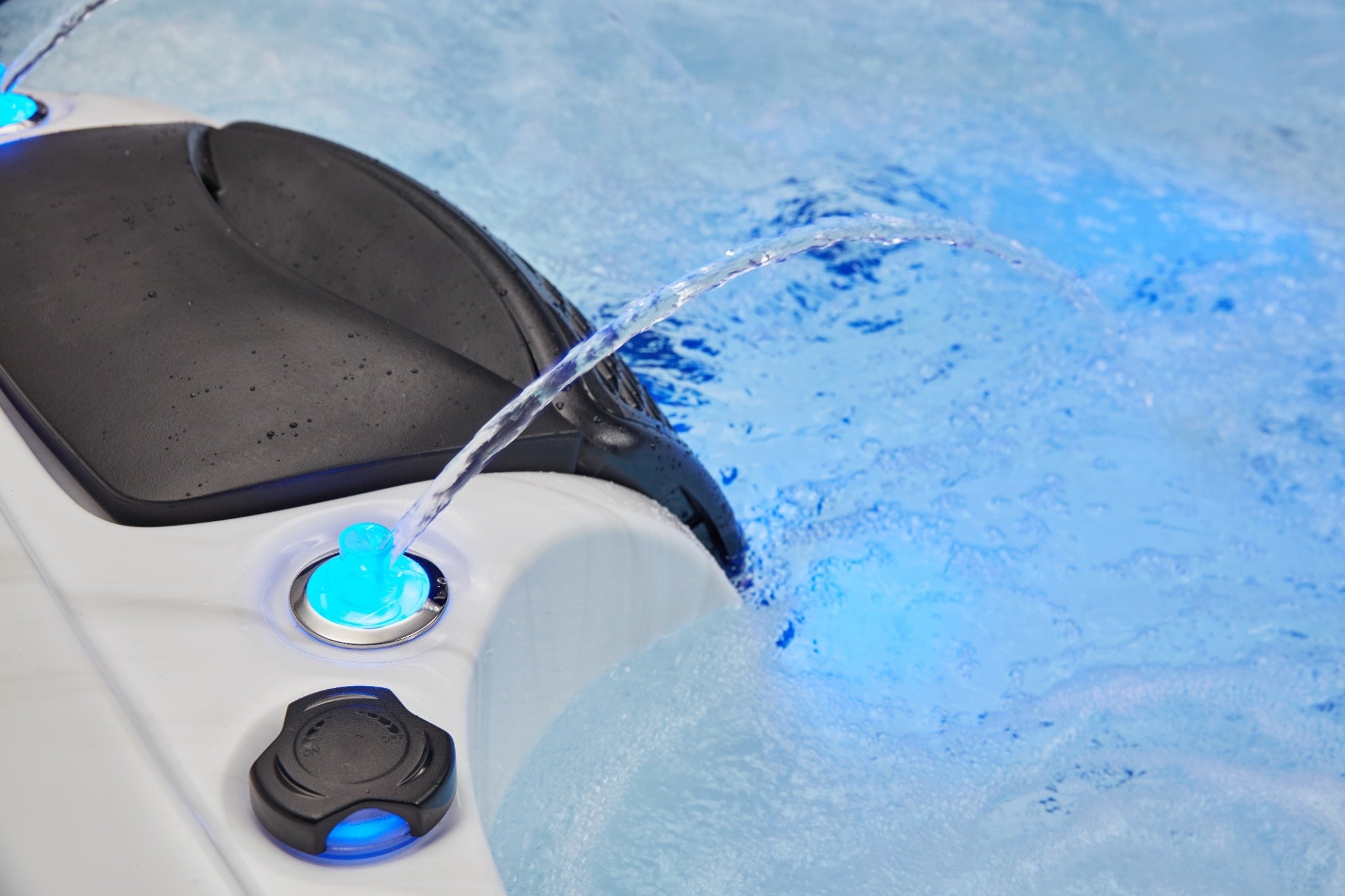 Luxury Spas Victoria 6-Person Hot Tub